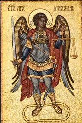 Szerbia, Belgrád, Szent Mihály-székesegyház, Szent Mihály ábrázolása karddal és mérleggel, homlokzatrészlet